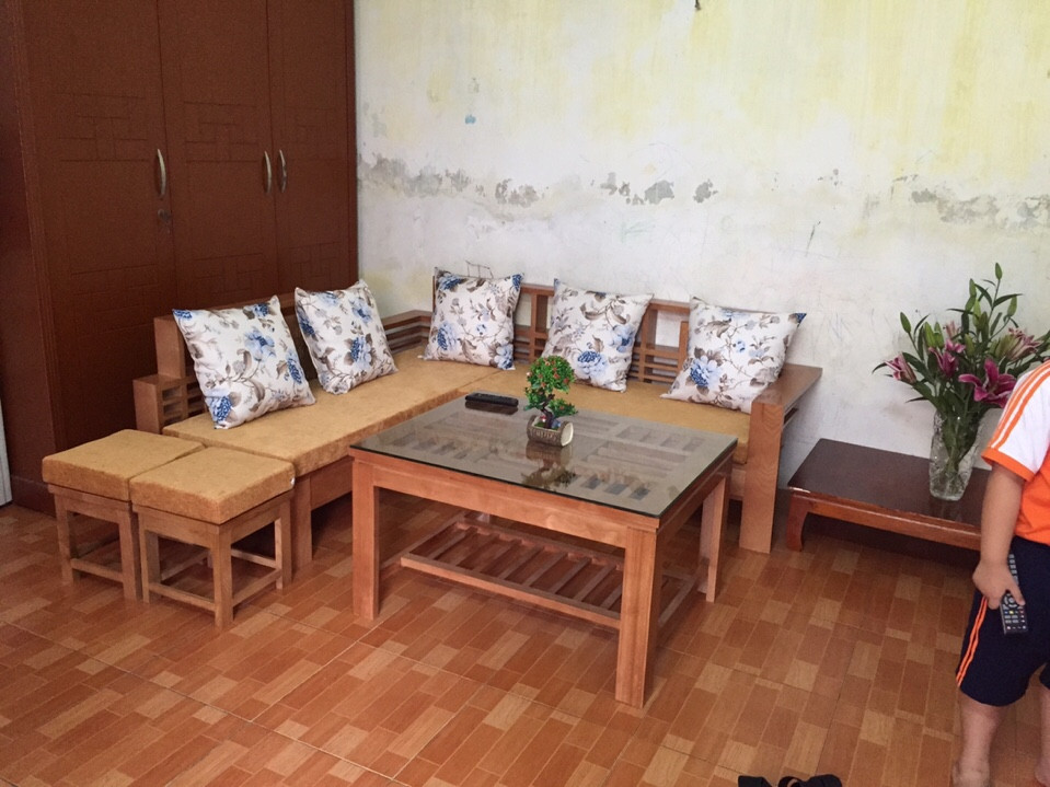 Làm đệm ghế gỗ màu nâu gối hoạ tiết