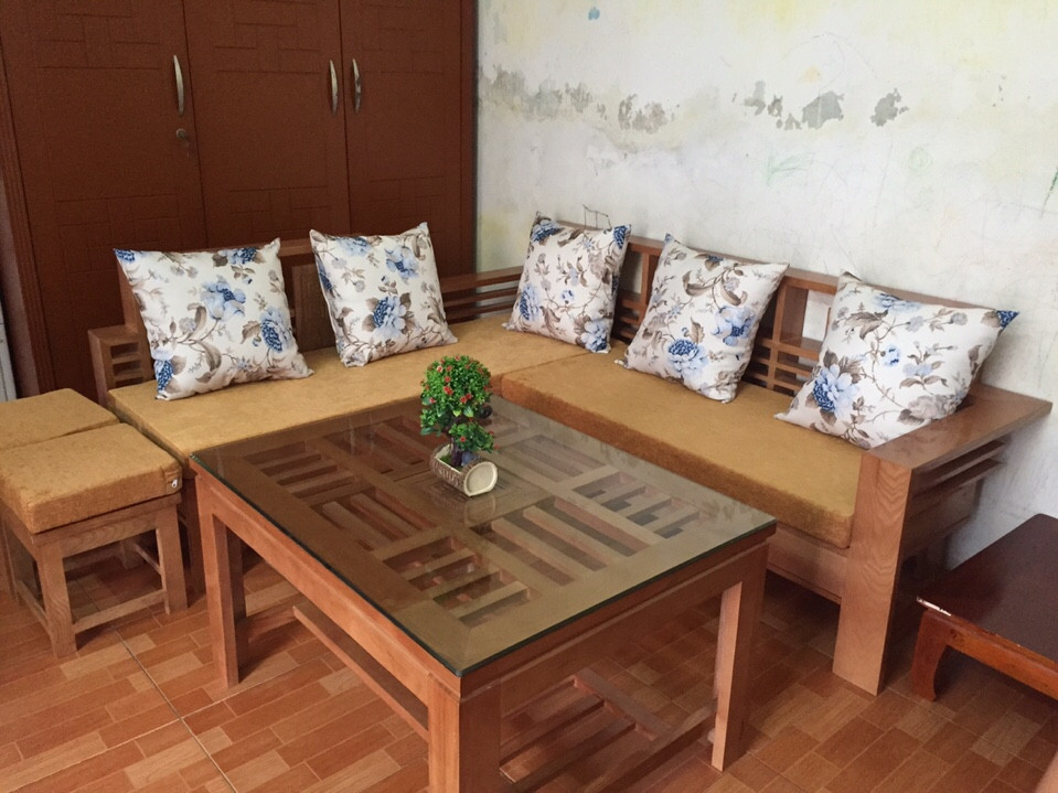 Làm đệm ghế gỗ màu nâu gối hoạ tiết