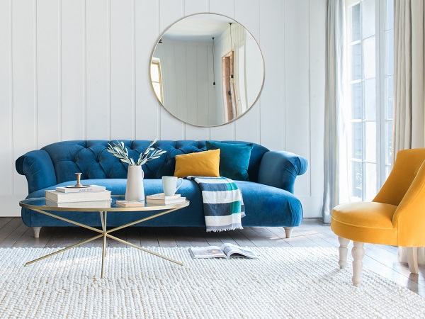 Liệu rằng một chiếc sofa đầy màu sắc sẽ làm nên không gian vui tươi?