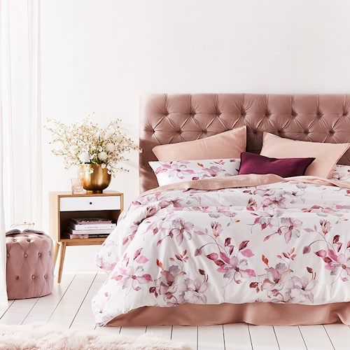 Gợi ý mẫu bọc giường với gam màu hồng phù hợp với mọi không gian phòng ngủ
