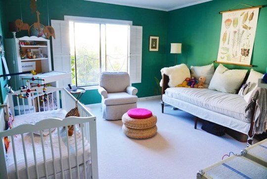 Ghế sofa đa sắc màu mang đến cho bé không gian ngủ sống động