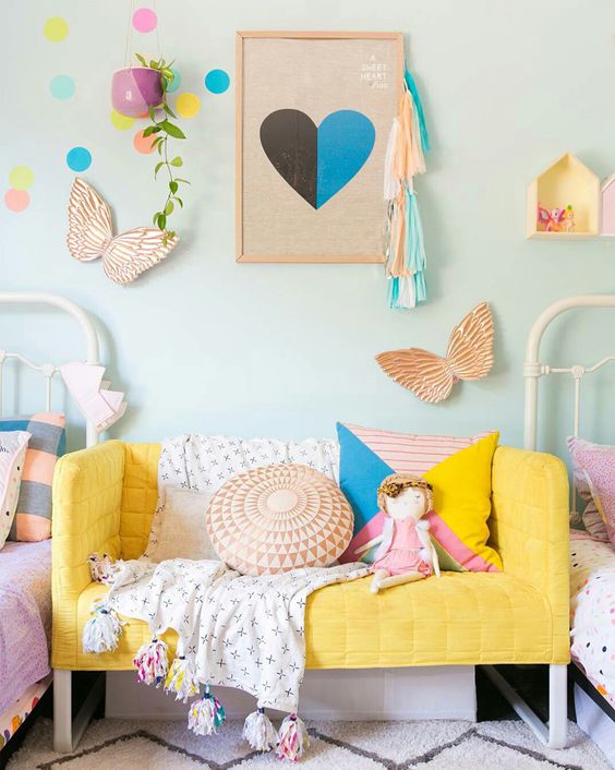 Ghế sofa đa sắc màu mang đến cho bé không gian ngủ sống động