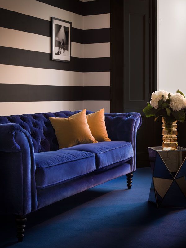 Top 10 ý tưởng bổ sung màu sắc nổi bật cùng với sofa xanh cho phòng khách