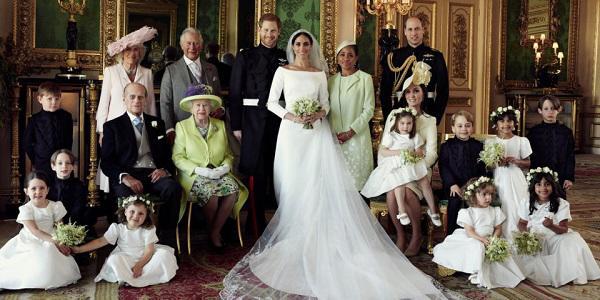 Sốc sự thật đằng sau chiếc ghế sofa xanh trong ảnh cưới Hoàng tử Harry và Công nương Meghan Markle