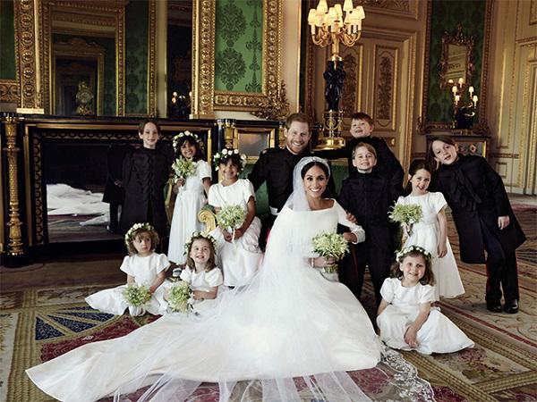 Sốc sự thật đằng sau chiếc ghế sofa xanh trong ảnh cưới Hoàng tử Harry và Công nương Meghan Markle