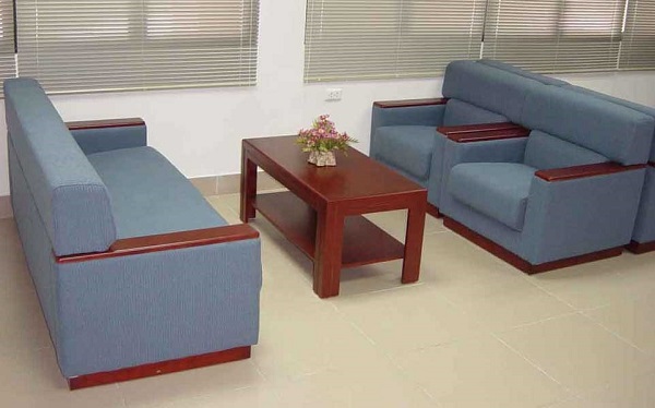 Làm thế nào để đặt một tấm che phủ trên một chiếc ghế dài hoặc ghế sofa