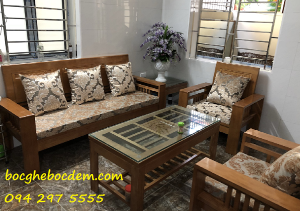 Đệm ghế gỗ tạo điểm nhấn cho không gian phòng khách
