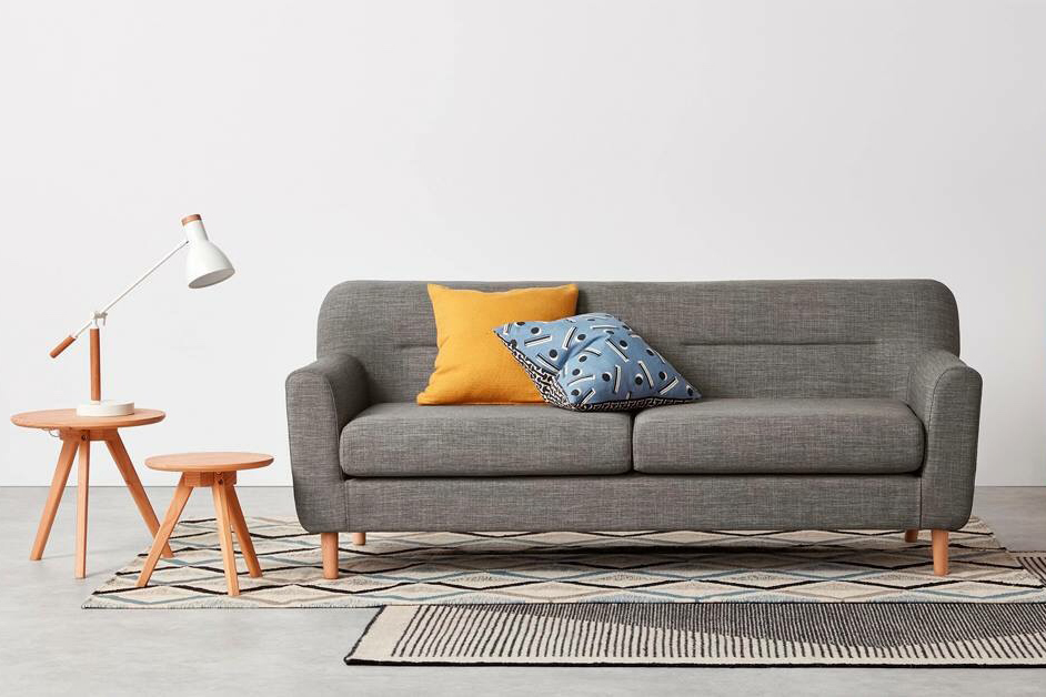 Chọn gối ôm trang trí phù hợp với vỏ bọc ghế sofa