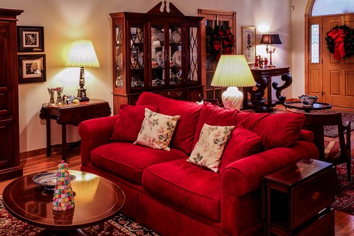 Có nên bọc ghế sofa đỏ trong phòng khách?