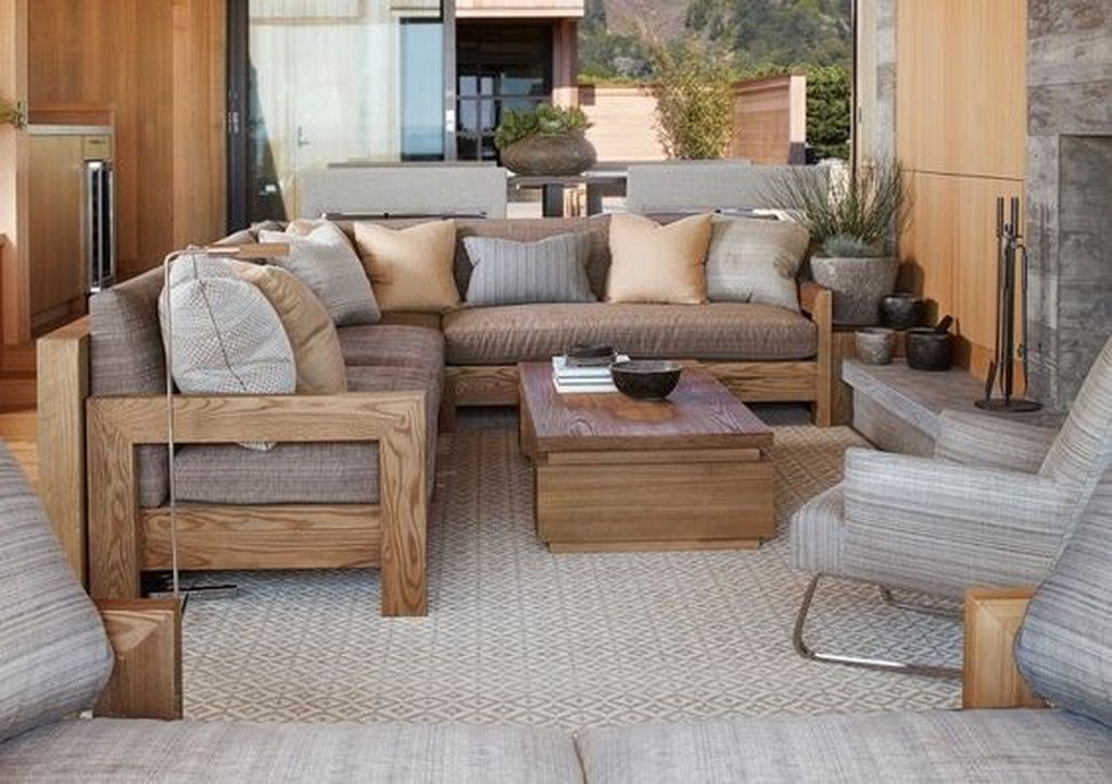 Phòng khách nổi bật với thiết kế ghế gỗ kết hợp đệm ghế 