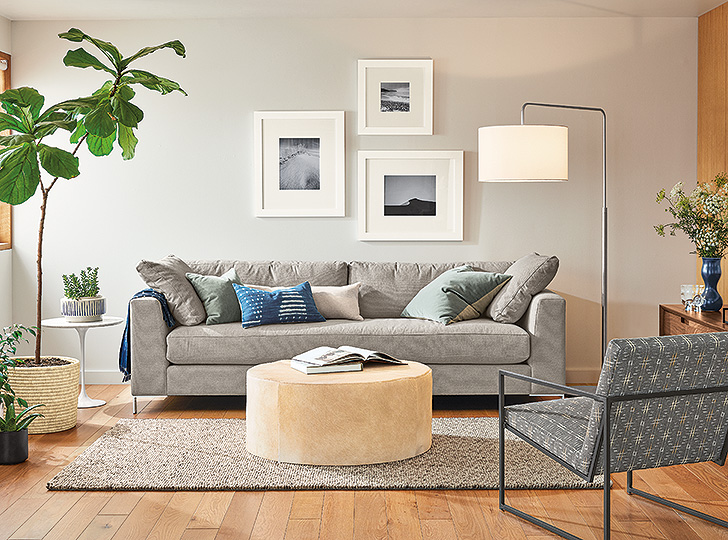 Không gian sofa phòng khách kết hợp hài hòa cùng tranh treo tường