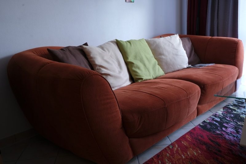 Những phương pháp để vệ sinh và bảo dưỡng tốt nhất cho chiếc sofa nhung của bạn 