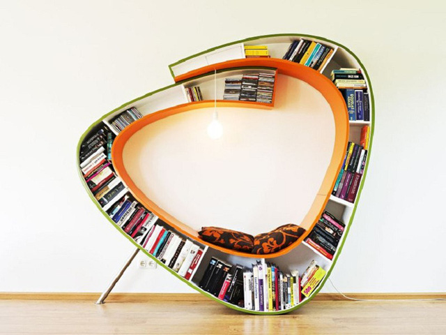 Ghế sofa kết hợp với kệ sách mang kiểu dáng siêu độc đáo cho phòng khách
