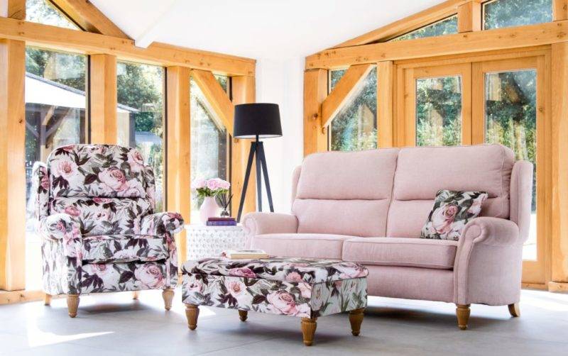 Sofa với bọc ghế in hoa biến căn phòng khách của bạn trở thành khu vườn
