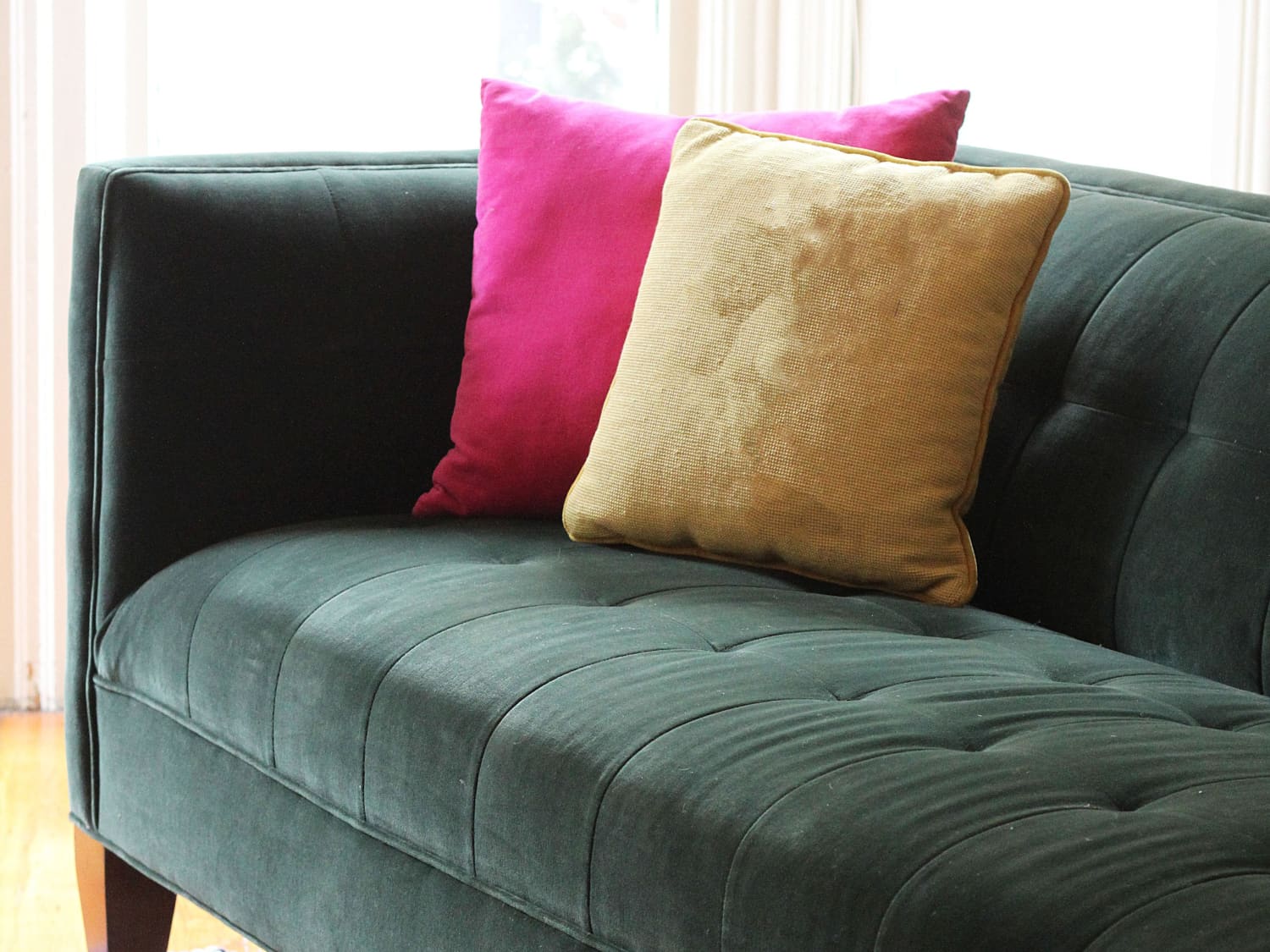 Tips vệ sinh đúng cách với chất liệu sofa giả da và sofa vải nhung