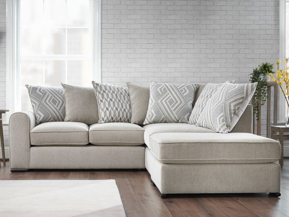 Làm bừng sáng không gian phòng khách nhà bạn với các mẫu ghế sofa mùa xuân