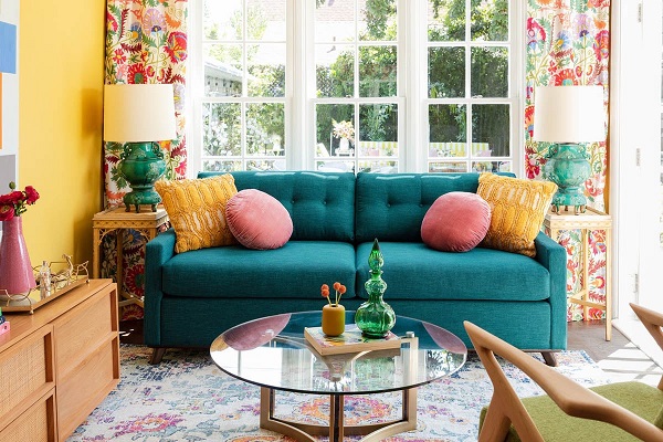 Liệu rằng một chiếc sofa đầy màu sắc sẽ làm nên không gian vui tươi