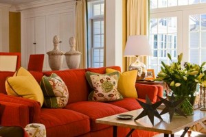 Có nên bọc ghế sofa đỏ trong phòng khách?