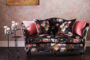 Sofa với bọc ghế in hoa biến căn phòng khách của bạn trở thành khu vườn